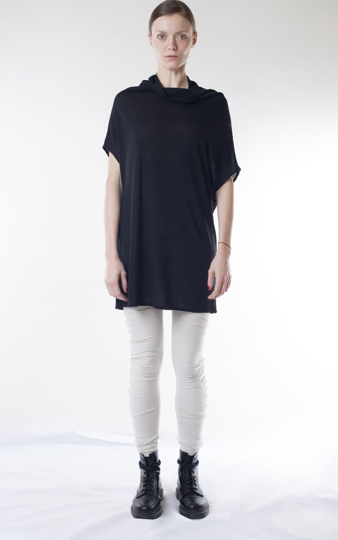 Naga Top in black, studio — front