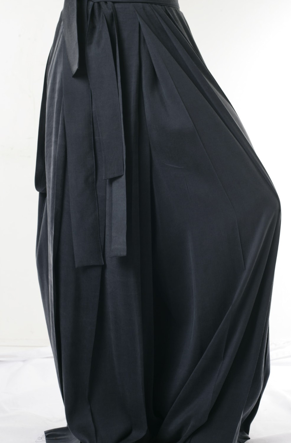 Hakama Trousers/Silk, studio — bent knee